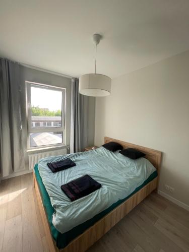 Postel nebo postele na pokoji v ubytování Cosy new apartment with Netflix
