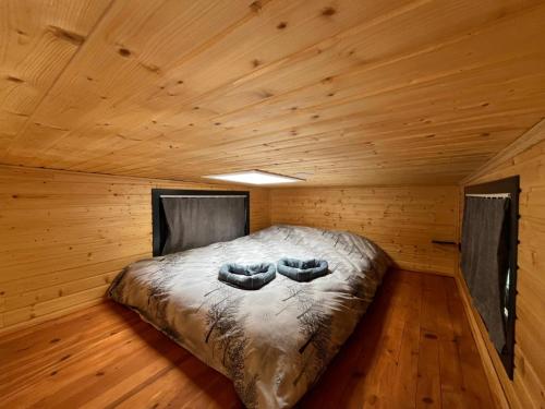 ein Schlafzimmer mit einem Bett in einer Holzhütte in der Unterkunft Kaktüs tiny house in Dalaman