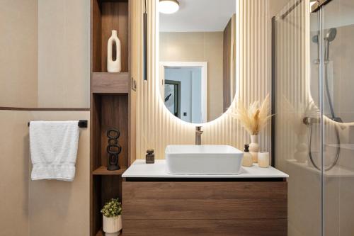 ein Bad mit einem Waschbecken und einem Spiegel in der Unterkunft Aquarius Apartments in Vodice
