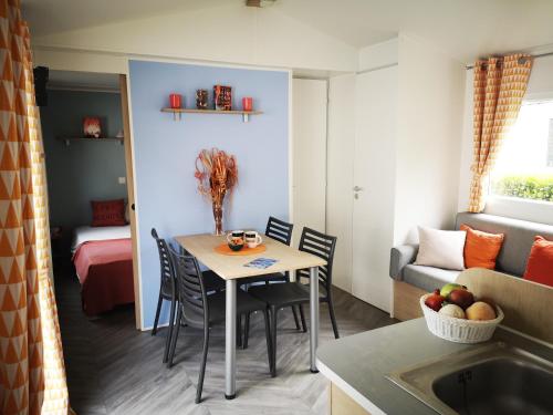 Photo de la galerie de l'établissement Mobilhome familial de luxe 3 chambres, à Onzain
