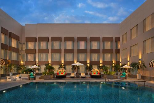 Bazén v ubytování Park Inn By Radisson Amritsar Airport nebo v jeho okolí