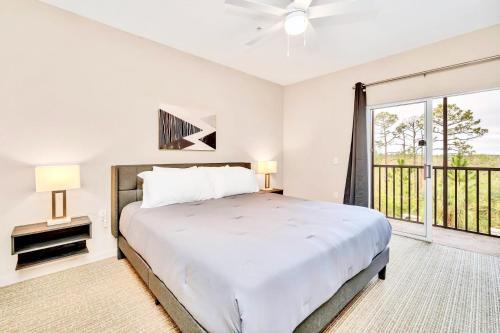 - une chambre blanche avec un lit et une fenêtre dans l'établissement 2BR Condo with shared Pool & Hot Tub, near Disney!, à Orlando