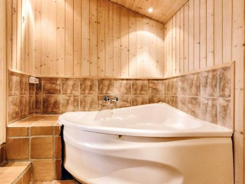 y baño con aseo y bañera. en Splendid Holiday Home in Hadsund with Sauna, en Øster Hurup