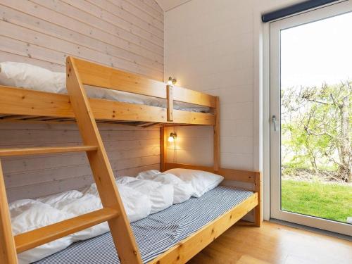 Sønder HurupにあるHoliday Home Hedegaarde IIの窓付きの部屋の二段ベッド1台分です。