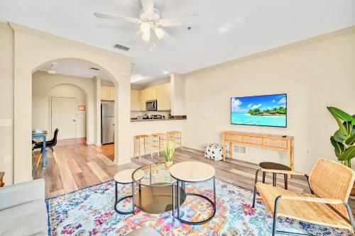- un salon avec une table et des chaises dans l'établissement 2BR Condo with Hot tub and pool, near Disney!, à Orlando