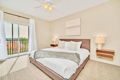 - une chambre avec un lit et une grande fenêtre dans l'établissement 2BR Condo with Hot tub and pool, near Disney!, à Orlando