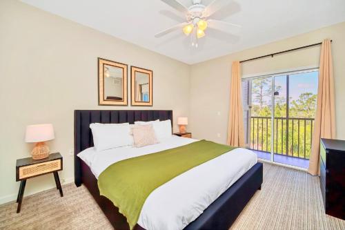 - une chambre avec un grand lit et une fenêtre dans l'établissement Stunning 2BR Condo with Hot Tub and Pool, near Disney!, à Orlando