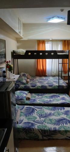 a bedroom with two bunk beds in a room at Sunvida Tower Condominium in Cebu City