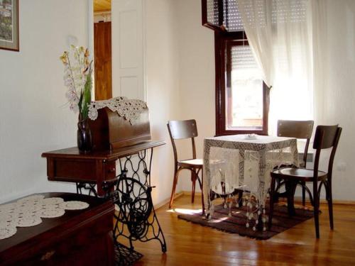 salon ze stołem i krzesłami oraz stołem i stolikiem w obiekcie Granpa house w mieście Ruhovtsi