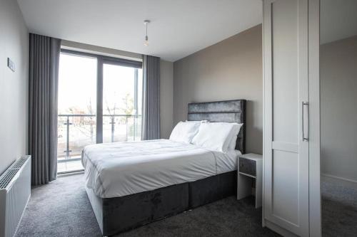 Skyline Serenity: Exquisite 3-Bedroom Ultra-Luxury Penthouse tesisinde bir odada yatak veya yataklar