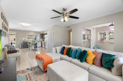 uma sala de estar com um sofá com almofadas coloridas em S Phx Pool Fun 15 min from everything em Phoenix
