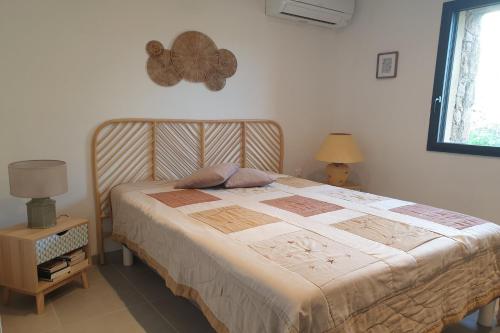 una camera da letto con un letto con testiera in legno di U caseddu di a Castagna a Coti-Chiavari