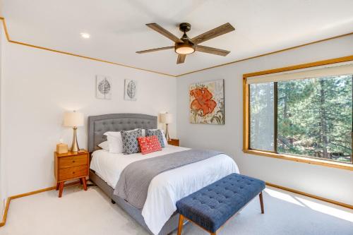 - une chambre avec un lit et un ventilateur de plafond dans l'établissement Tahoe Area Townhome with Pool and Mountain Views, à Stateline