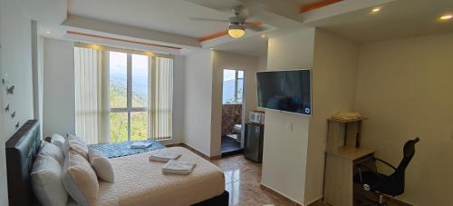 Il comprend un salon doté d'un canapé et d'une télévision à écran plat. dans l'établissement EL GRAN MIRADOR, à San Gil