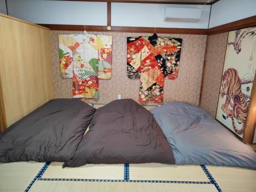 Una cama con dos almohadas encima. en Morita-ya Japanese style inn ToraーVacation STAY 62447, en Tamana