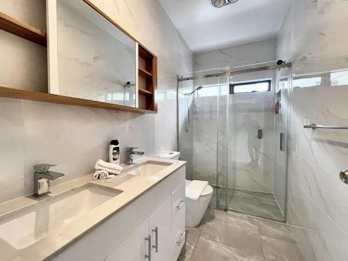 メルボルンにあるTownhouse in Reservoir for Familyのシャワー、洗面台、トイレ付きのバスルーム