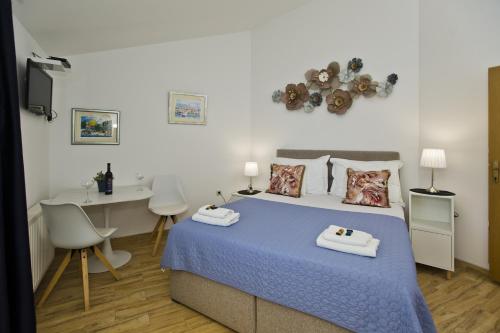 Postel nebo postele na pokoji v ubytování Apartments by the sea Hvar - 10430