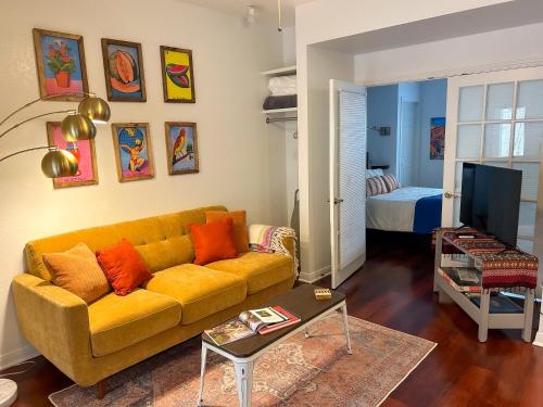 Χώρος καθιστικού στο Central 1br 1ba SA Casita w full kitchen & patio
