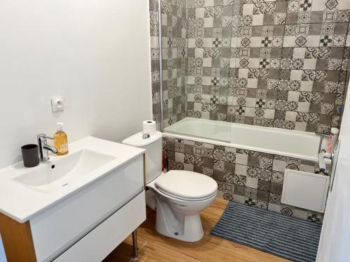 une salle de bain avec toilettes, lavabo et baignoire dans l'établissement 011 CHIC & COSY STUDIO 40m2 HYPERCENTRE WIFI SMART TV NETFLIX, à Saint-Étienne