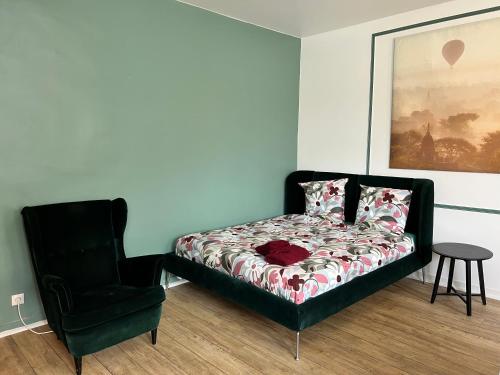 - un lit et une chaise dans une chambre dans l'établissement 011 CHIC & COSY STUDIO 40m2 HYPERCENTRE WIFI SMART TV NETFLIX, à Saint-Étienne