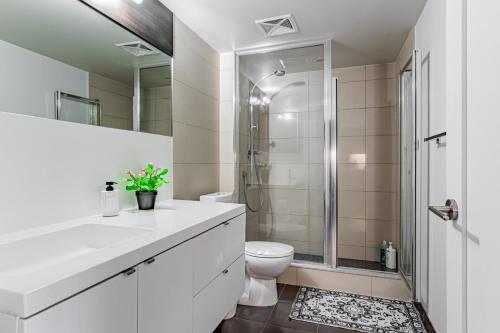 Kylpyhuone majoituspaikassa 300 Front Suites