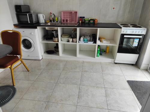 Kuchyň nebo kuchyňský kout v ubytování Town Center 3Room House free parking