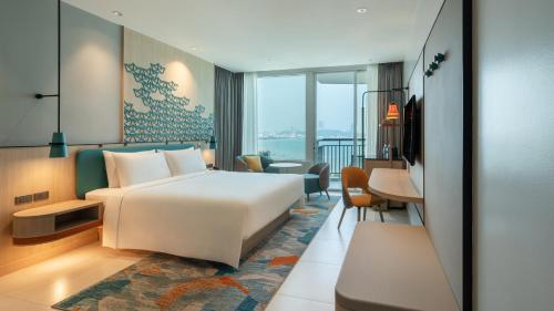 Habitación de hotel con cama y escritorio en Holiday Inn Pattaya, an IHG Hotel en Pattaya centro