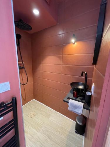 Un baño pequeño con una olla en la estufa. en Élégant 2 chambres à deux pas de l'Espagne, en Urrugne
