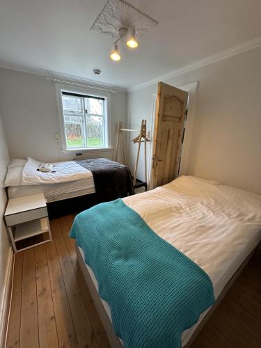 sypialnia z 2 łóżkami i oknem w obiekcie Reykjavik Urban Escape 2-Bedroom Haven with Private Entrance w Reykjavík