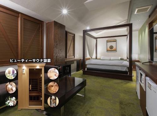 een hotelkamer met een bed en een keuken bij Hotel Ritmo & Gessy ラブホテル in Fukuoka