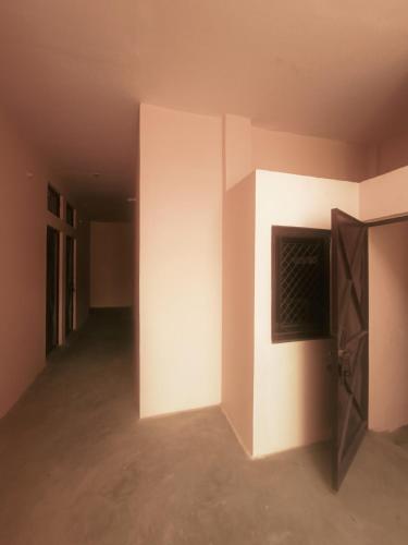 una stanza vuota con una parete bianca e una porta di Abhay gupta rental a Ghaziabad