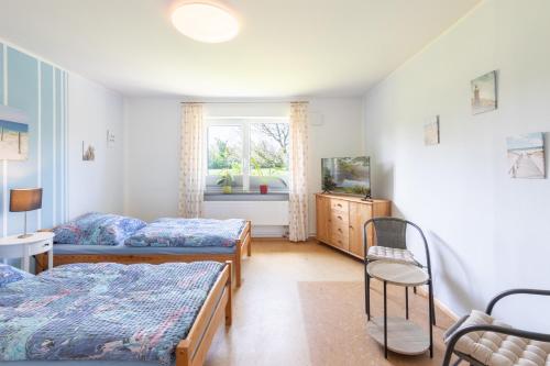 um quarto com 2 camas e uma janela em Ferienhof Wisch em Wisch