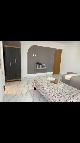 ヴィソザ・ド・セアラにあるViçosa Flatのベッドルーム1室(ベッド2台、鏡付)
