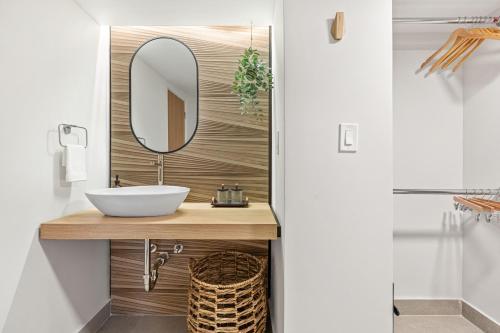 La salle de bains est pourvue d'un lavabo et d'un miroir sur un comptoir. dans l'établissement two bedroom BRAND NEW san juan, à San Juan