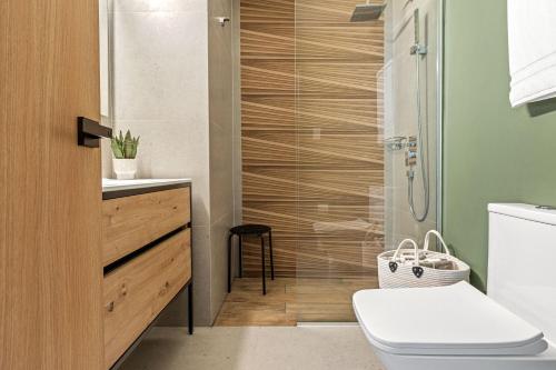 La salle de bains est pourvue d'une douche, de toilettes et d'un lavabo. dans l'établissement two bedroom BRAND NEW san juan, à San Juan