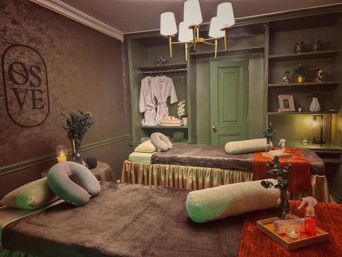 カリにあるApartamento Fantasía Rosaのベッド2台、枕、クローゼットが備わる客室です。