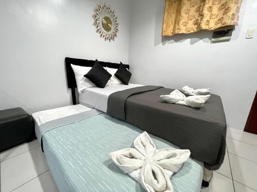 duas camas sentadas uma ao lado da outra num quarto em Pet-friendly by Isla Stays em Cebu