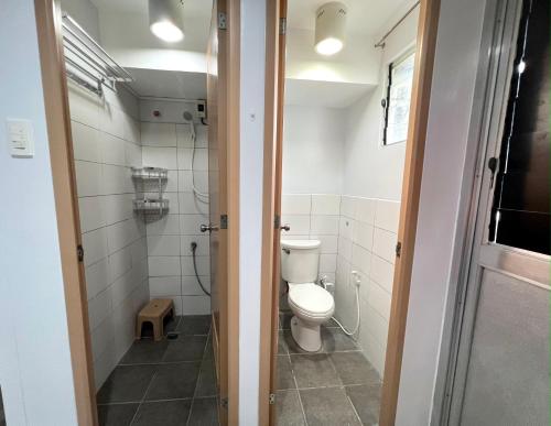 een kleine badkamer met een toilet in een kamer bij Pet-friendly by Isla Stays in Cebu City