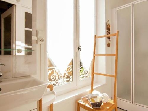 een badkamer met een wastafel en een raam bij Gîte Villefranche-du-Périgord, 4 pièces, 6 personnes - FR-1-616-65 in Villefranche-du-Périgord