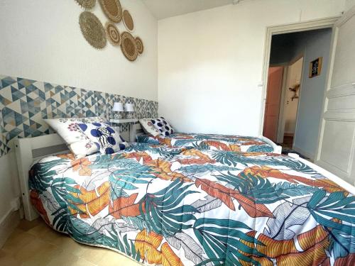 une chambre avec un lit avec une couette colorée dans l'établissement Appartement T3 idéal pour 4 pers, proche plage et commodités à Banyuls - FR-1-309-380, à Banyuls-sur-Mer