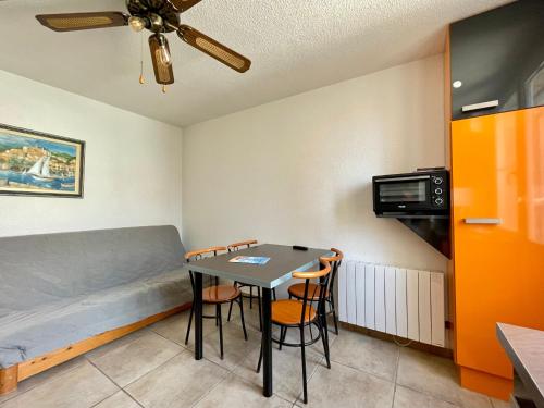 une pièce avec une table, des chaises et un lit dans l'établissement Appartement climatisé à Sète avec parking privé, proche plages et commodités - FR-1-338-570, à Sète