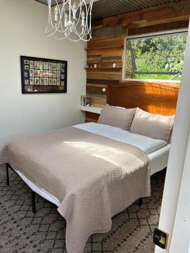 Säng eller sängar i ett rum på Big Red Lodge Beach Cottage