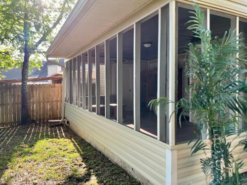 eine abgeschirmte Veranda auf einem Haus mit Topfpflanze in der Unterkunft Cozy Entire Home 9 min from RAFB w Large Bedrooms in Warner Robins