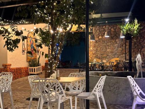 Casa Emma في ريفيرا: طاولة وكراسي في مطعم به أضواء