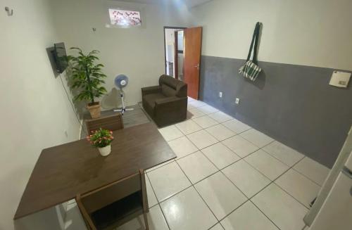um quarto com uma mesa e uma cadeira num quarto em Casa Rute - Conforto em primeiro lugar! em Fortaleza