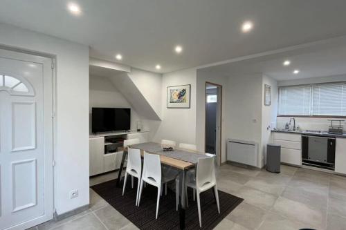 una cucina e una sala da pranzo con tavolo e sedie di Nice little house for 6 people near the river Canche a Le Touquet-Paris-Plage