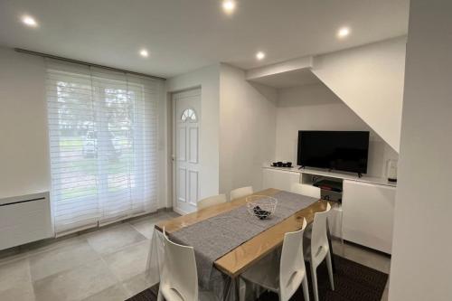 une cuisine et une salle à manger avec une table et des chaises dans l'établissement Nice little house for 6 people near the river Canche, à Le Touquet-Paris-Plage