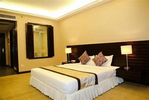 เตียงในห้องที่ Savan Resorts