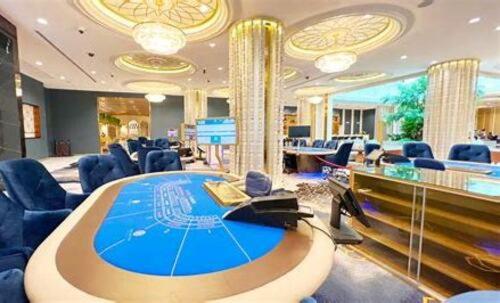 een grote lobby met een grote tafel en stoelen bij Savan Resorts in Savannakhet