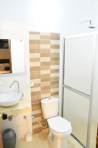y baño con aseo y lavamanos. en Cruz Roja - Turismo Solimões, en Leticia